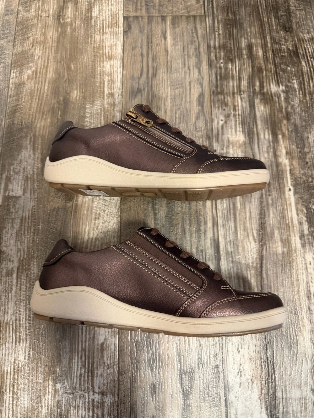 Clarks Women’s Metallic Bronze Low-Top Sneaker with Side Zip Size 8.5